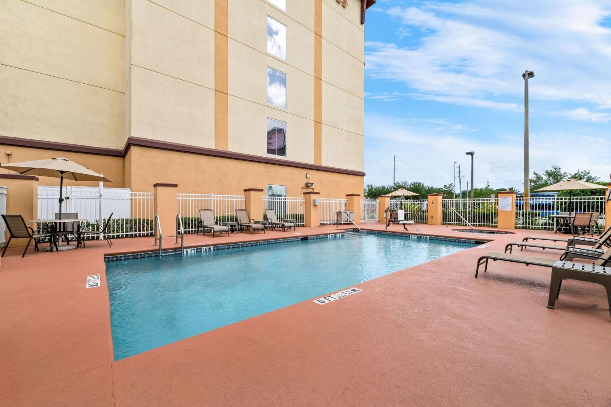 Comfort Suites Orlando Airport Exterior photo