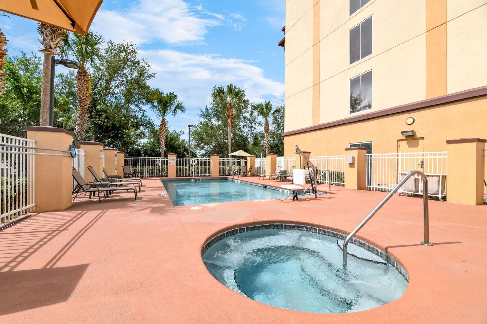 Comfort Suites Orlando Airport Exterior photo